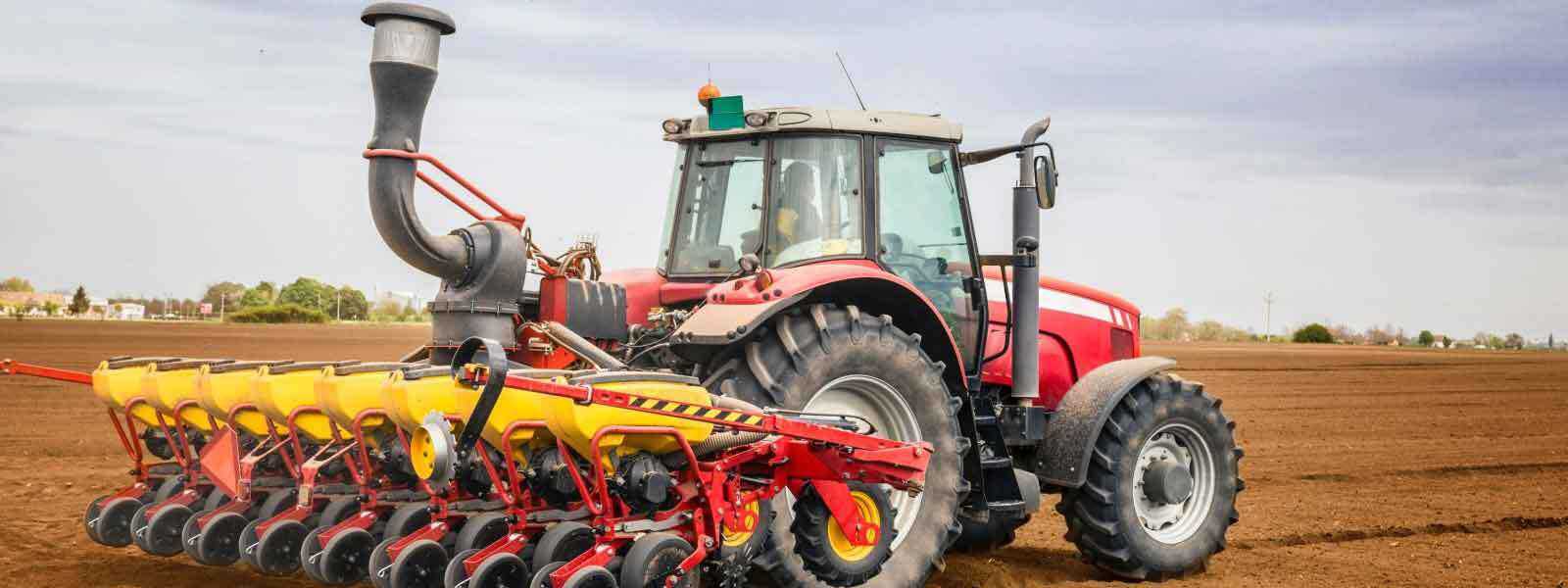 Tractor agrícola preparando el suelo para la siembra